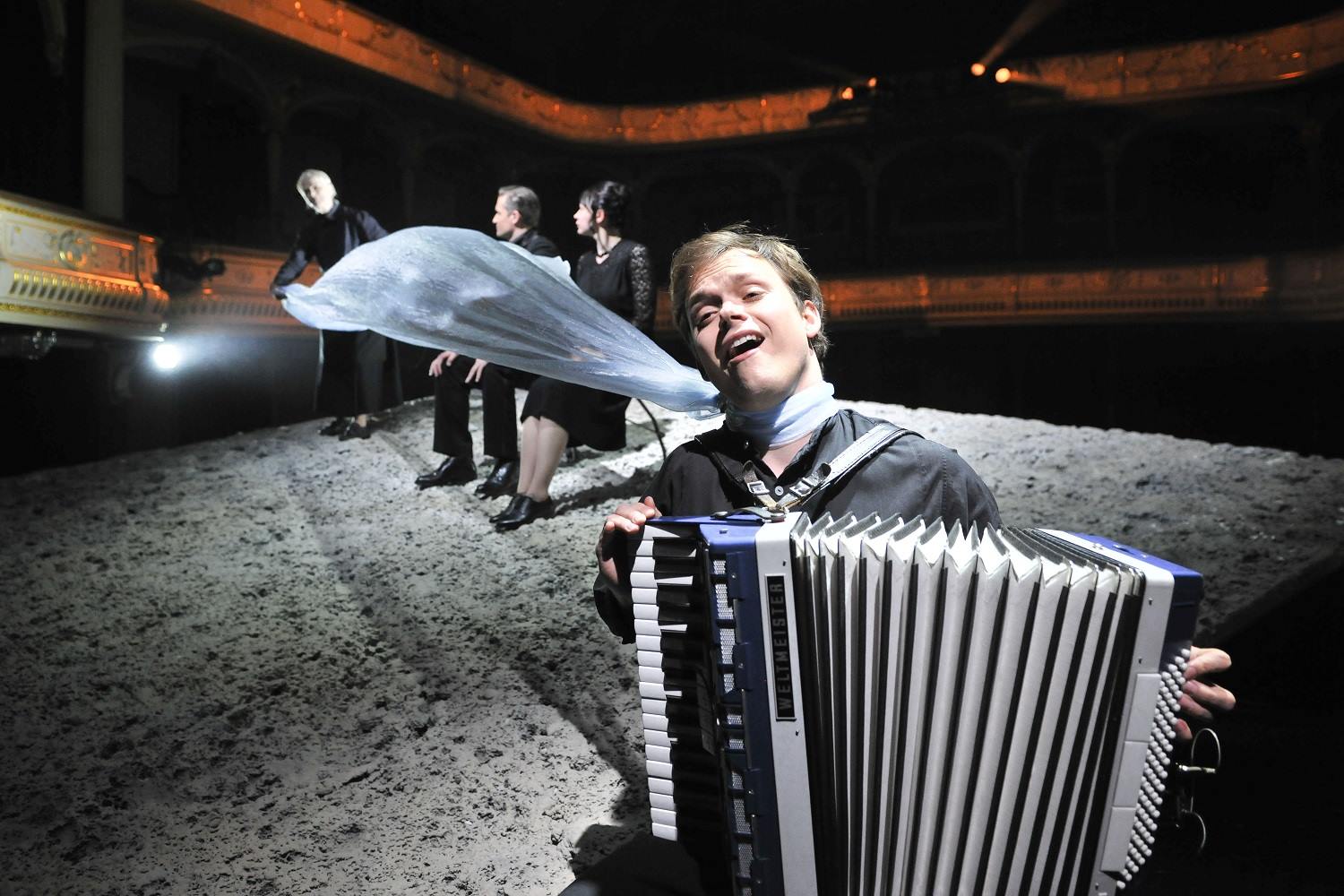 Skats no Latvijas Nacionālā teātra izrādes "Asins kāzas" (2016, rež. Vladislavs Nastavševs) // Foto – Kristaps Kalns